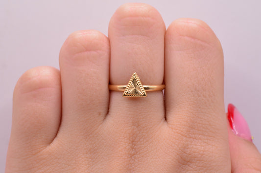 Anillo TRIANGULO DIAMANTADO / 1.07 Gr / Talla 6 1/2 / Oro amarillo 18k