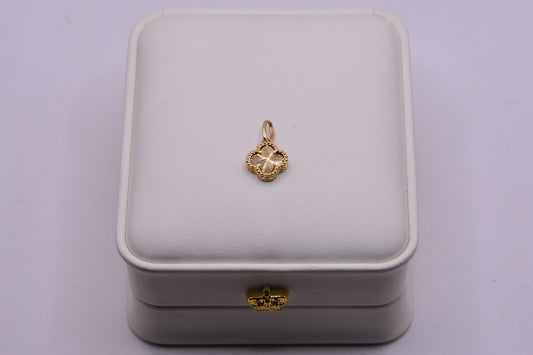 Dije trebol diamantado/ 1.30 Gr / 1.5 Cm / Oro amarillo 18k