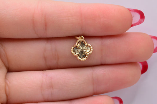 Dije trebol diamantado/ 1.30 Gr / 1.5 Cm / Oro amarillo 18k