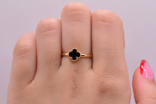 Anillo Trebol negro / 1.12 Gr / Talla 5 1/2 / Oro amarillo 18k