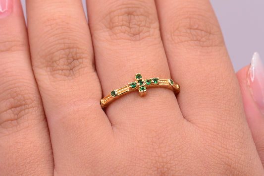 Anillo Cruz circones verdes / 3.24 Gr / Oro amarillo 18k