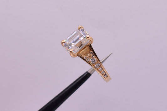Anillo Solitario moisanita / 5.15 Gr / Talla 7 1/2 / Oro amarillo 18k