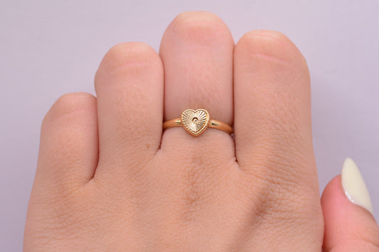 Anillo Corazon diamantado / 0.74 Gr / Talla 6 / Oro amarillo 18k