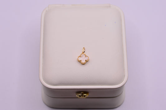 Dije Trebol blanco diamantado / 0.82 Gr / 1 .5 Cm / Oro amarillo 18k