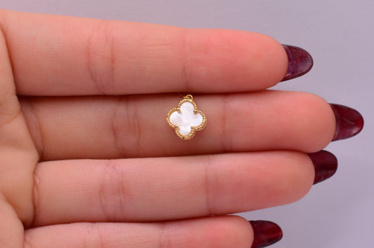 Dije Trebol blanco diamantado / 0.82 Gr / 1 .5 Cm / Oro amarillo 18k