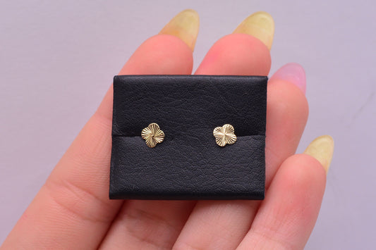 Topos Trebol diamantado / 0.47 Gr / Oro amarillo 18k