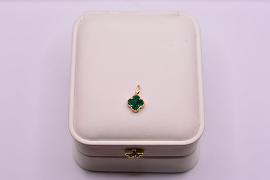 Dije Trebol verde diamantado / 0.79 Gr / 1.5 Cm / Oro amarillo 18k