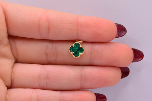 Dije Trebol verde diamantado / 0.79 Gr / 1.5 Cm / Oro amarillo 18k