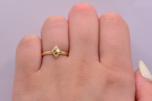 Anillo Rombo diamantado / 0.64 Gr / Talla 5 1/2 / Oro amarillo 18k