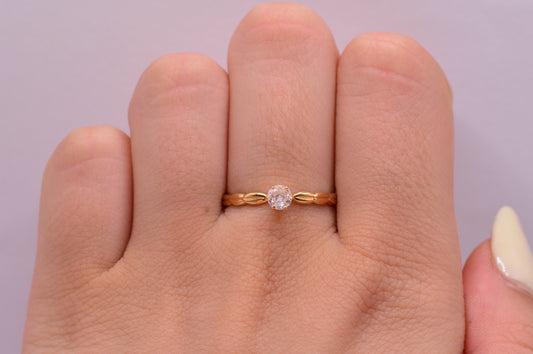 Anillo circon blanco / 1.48 Gr / Talla 8 / Oro amarillo 18k