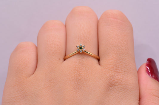 Anillo Flor circones / 1.93 Gr / Talla 8 / Oro amarillo 18k