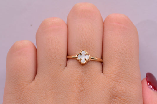 Anillo Trebol blanco / 1.21 Gr / Talla 7 / Oro amarillo 18k
