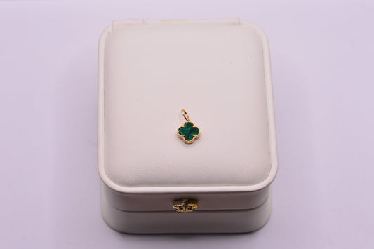 Dije Trebol verde diamantado / 0.79 Gr / 1.5 Cm / Oro amarillo 18k / It