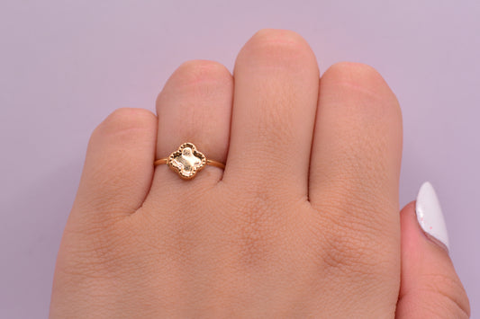 Anillo Trebol centro liso / 0.55 Gr / Talla 6 / Oro amarillo 18k