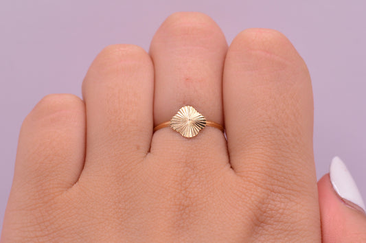Anillo Trebol mini diamantado / 0.47 Gr / Talla 6 / Oro amarillo 18k