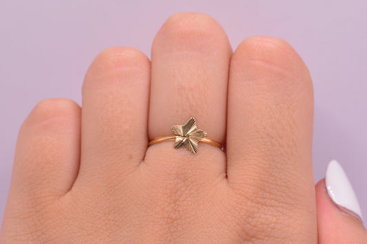 Anillo Estrella diamantada / 0.47 Gr / Talla 7 / Oro amarillo 18k