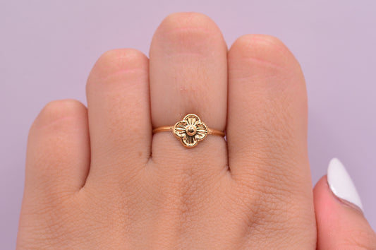 Anillo Flor diamantada / 0.49 Gr / Talla 7 / Oro amarillo 18k