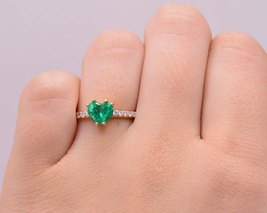 Anillo Esmeralda Corazòn / 2,76 Gr / Talla 7 / Oro amarillo 18k