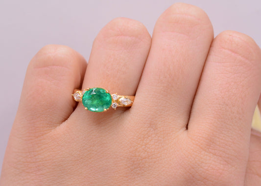 Anillo Esmeralda Ovalo / 4,98 Gr / Talla 7 / Oro amarillo 18k