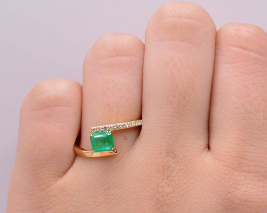 Anillo Esmeralda Cuadrada / 2,69 Gr / Talla 7 / Oro amarillo 18k
