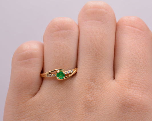 Anillo Esmeralda Cruzada / 2,21 Gr / Talla 7 / Oro amarillo 18k
