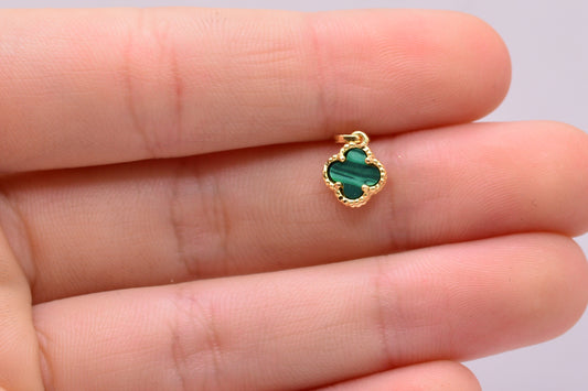 Dije Trebol verde diamantado / 0.71 Gr / 1,5 Cm / Oro amarillo 18k