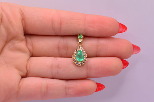 Dije Lagrima esmeralda con circones / 2.22 Gr / 2.2 Cm / Oro amarillo 18k