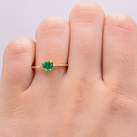 Anillo Esmeralda corazon / 1,46 Gr / Talla 7 / Oro amarillo 18k