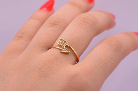Anillo Flecha / 1.66 Gr / Talla 8 / Oro amarillo 18k