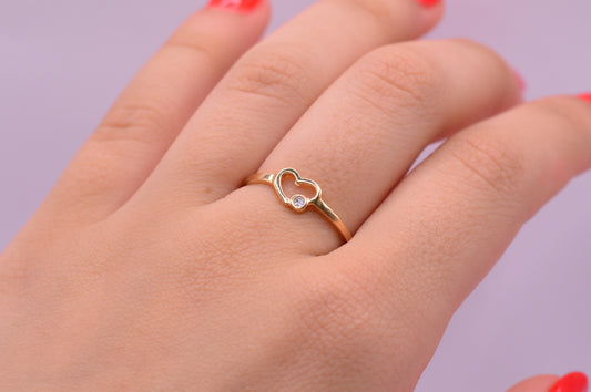 Anillo Corazon circon / 1.30 Gr / Talla 7 1/2 / Oro amarillo 18k