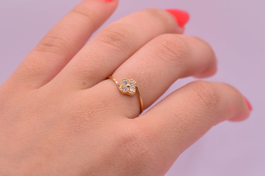 Anillo Trebol circones / 1.02 Gr / Talla 6 / Oro amarillo 18k