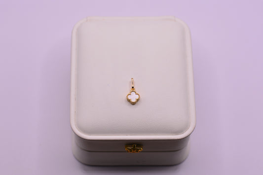 Dije Trebol Blanco / 0.76 Gr / 1.5 Cm / Oro amarillo 18k