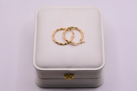Candonga Entorchada esencia / 1.61 Gr / 2.3 Cm / Oro amarillo 18k