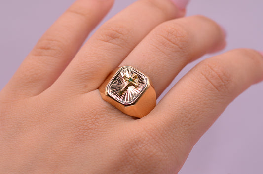 Anillo Troquelado Cruz circon verde / 3.75 Gr / Talla 10 / Oro amarillo 18k